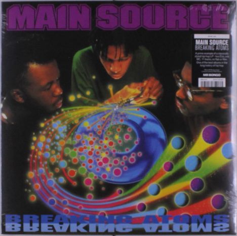 "MAIN SOURCE" und "BREAKING ATOMS" in kräftigen Farben. Illustration von drei Personen über einem abstrakten Wirbel.