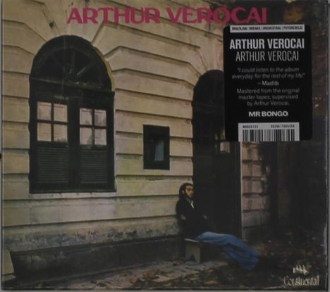 "ARTHUR VEROCAI" erscheint groß oben, daneben ein schwarzer Kleber mit Zitaten und Infos. Person sitzt vor Gebäude.
