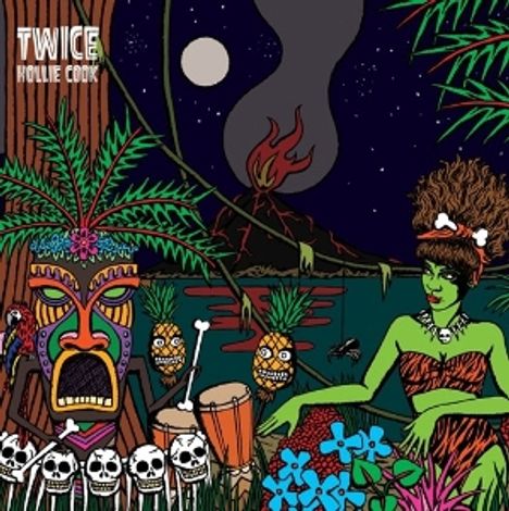 "TWICE Hollie Cook" ist oben links. Eine tropische Illustration mit Tiki-Maske, Vulkan, Frau, Trommeln und Ananas.