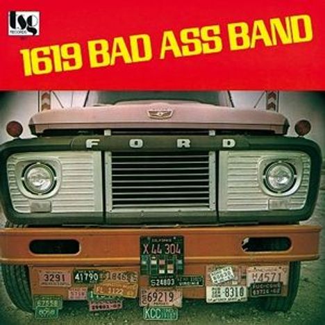 Oben steht "1619 BAD ASS BAND" in gelbem Text auf rotem Hintergrund. Darunter die Front eines alten Ford-Trucks mit vielen Nummernschildern.