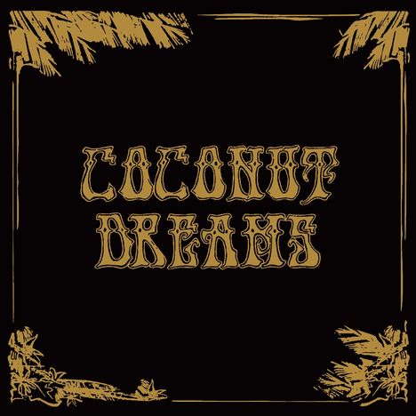„COCONUT DREAMS“ steht in verschnörkelter Schrift. Florale Verzierungen in den Ecken; braune Schrift auf schwarzem Hintergrund.