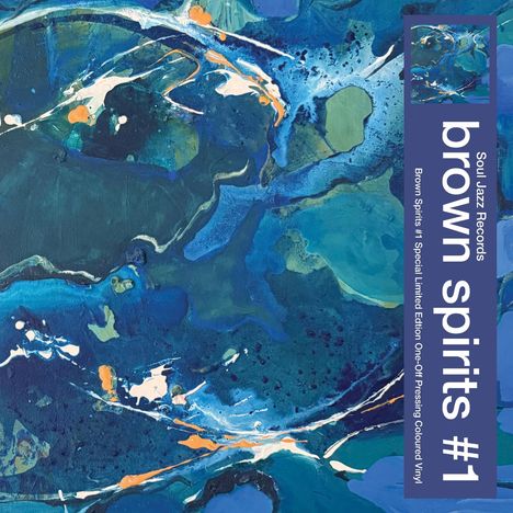 „brown spirits #1“ steht rechts in Weiß auf blauem Streifen. Abstraktes Gemälde mit blauen, grünen und orangefarbenen Tönen.