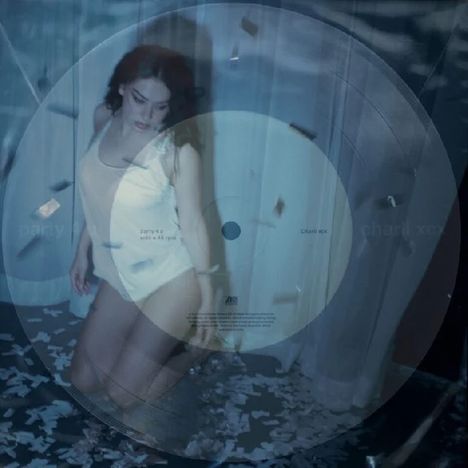 Text: "party 4 u," "side a: 45 rpm," "Charli XCX." Eine Frau in Unterwäsche tanzt, umgeben von fallendem Konfetti.