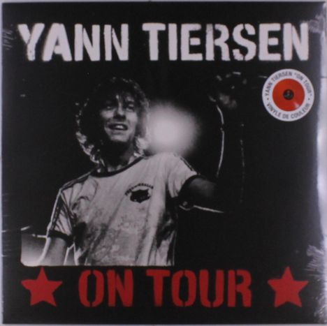 "Yann Tiersen", “On Tour”. Schwarz-weiß, zeigt eine Person bei einer Performance, roter Stern unten.