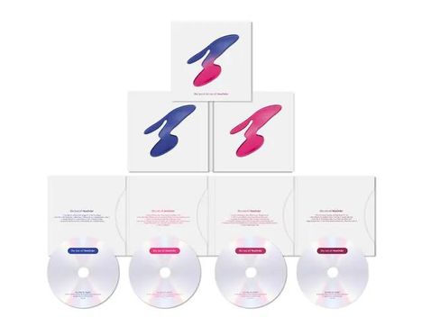 CDs und Hüllen mit "Born Pink" und geschwungenem Logo in Blau und Pink.