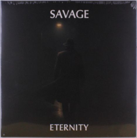 Text oben: "SAVAGE". Text unten: "ETERNITY". Eine Figur in einem Mantel steht im Dunkeln unter einer Straßenlaterne.