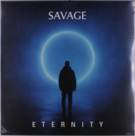 „SAVAGE“ oben, „ETERNITY“ unten. Eine Silhouette steht vor einem leuchtenden blauen Kreis in dunkler Umgebung.