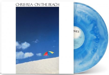 Text: "CHRIS REA · ON THE BEACH". Eine bunte Strandliege auf Sand vor blauem Himmel. Schallplatte in Blau.