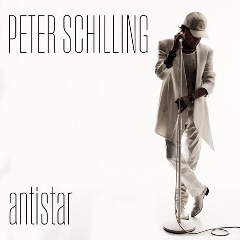 „PETER SCHILLING antistar“ in schwarzer Schrift. Person in weißem Outfit mit Mikrofon, weißer Hintergrund.
