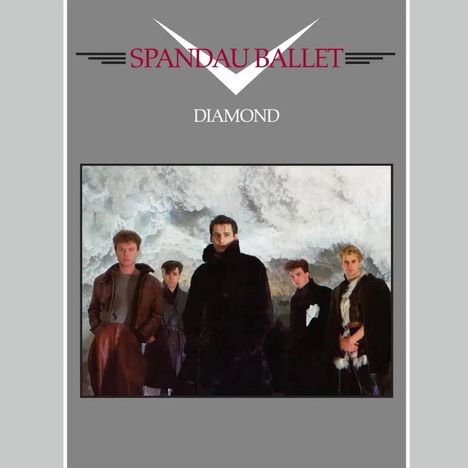 "Spandau Ballet" und "Diamond" in einem stilvollen Design. Fünf Männer in Mänteln stehen vor einer dramatischen Wolkenkulisse.
