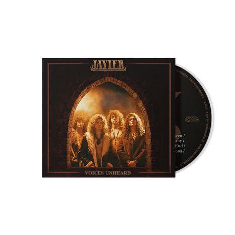"JAYLER" oben und "VOICES UNHEARD" unten. Fünf Personen mit langen Haaren stehen vor einem gotischen Torbogen.
