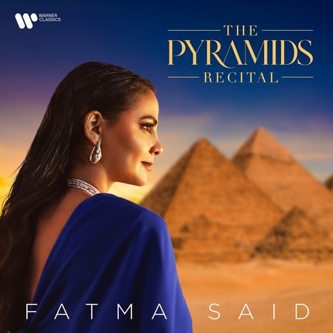 Text: "The Pyramids Recital" und "Fatma Said". Frau in blauem Kleid vor Pyramiden. Sonnenuntergang im Hintergrund.