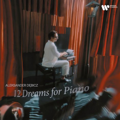 Text: "ALEKSANDER DĘBICZ 12 Dreams for Piano". Mann in Weiß spielt Klavier, umgeben von roten Vorhängen.