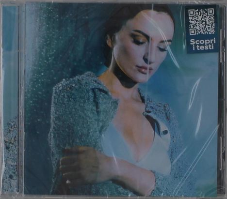 Text: "Scopri i testi". Eine Frau mit geschlossenen Augen im blauen Licht, trägt glitzernde Kleidung.