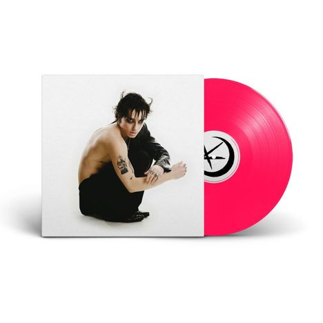 Ein Cover zeigt eine Person mit nacktem Oberkörper und Tattoos. Daneben eine leuchtend pinke Schallplatte mit einem Symbol.