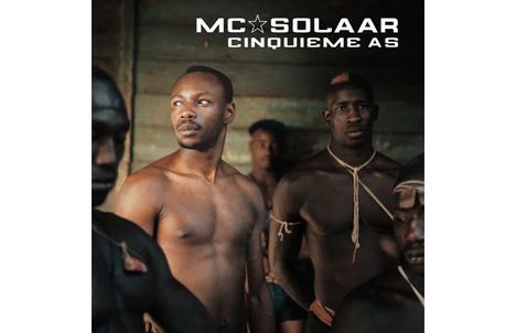 Oben steht "MC SOLAAR CINQUIEME AS". Im Zentrum stehen mehrere muskulöse, ernst schauende, oberkörperfreie Männer.