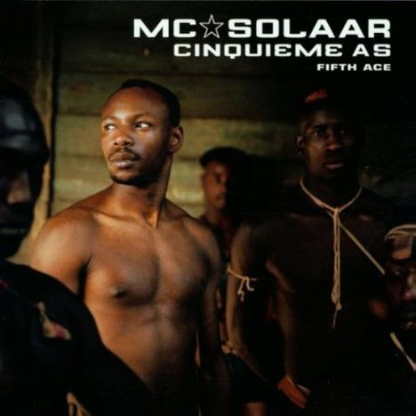 "MC Solaar, Cinquieme AS, Fifth Ace" Text oben. Mann mit nacktem Oberkörper, umgeben von anderen, dunkler Hintergrund.