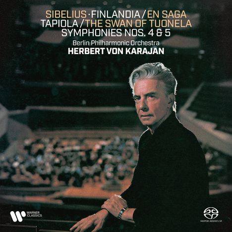Text über Musikwerke von Sibelius, dirigiert von Herbert von Karajan. Er steht in einem Konzertsaal.