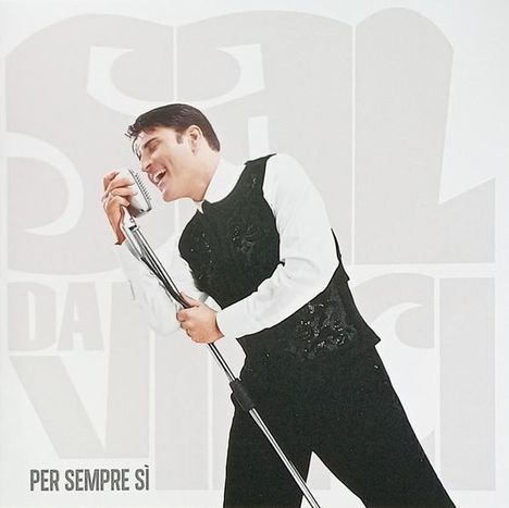 "PER SEMPRE SÌ" steht unten. Ein Mann singt leidenschaftlich in ein Mikrofon auf einem Ständer.