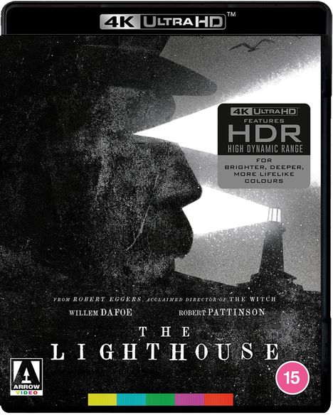 "4K Ultra HD", "HDR: High Dynamic Range", "The Lighthouse", "Willem Dafoe", "Robert Pattinson". Schwarz-weißes Porträt, Leuchtturm.