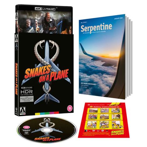 "Snakes on a Plane" DVD, Magazin "Serpentine", Sicherheitsanleitung, alle mit Schlangenthemen und Flugzeugbildern.