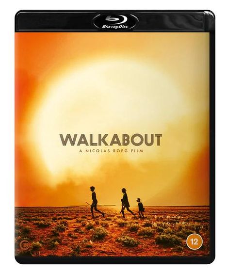 "WALKABOUT A Nicolas Roeg Film" über einem großen Sonnenuntergang. Drei Menschen gehen durch eine Wüstenlandschaft.