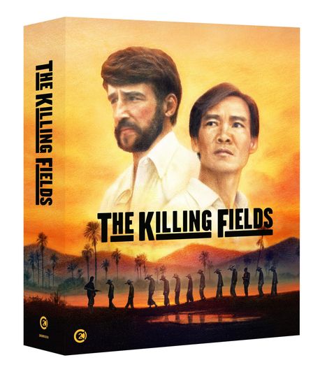 „THE KILLING FIELDS“, zwei Männer vor einem orangefarbenen Himmel, im Hintergrund eine Reihe von Personen und Palmen.