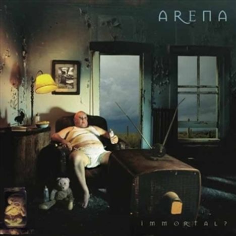 "ARENA" und "IMMORTAL?" Ein Mann sitzt in einem heruntergekommenen Raum vor einem alten Fernseher.