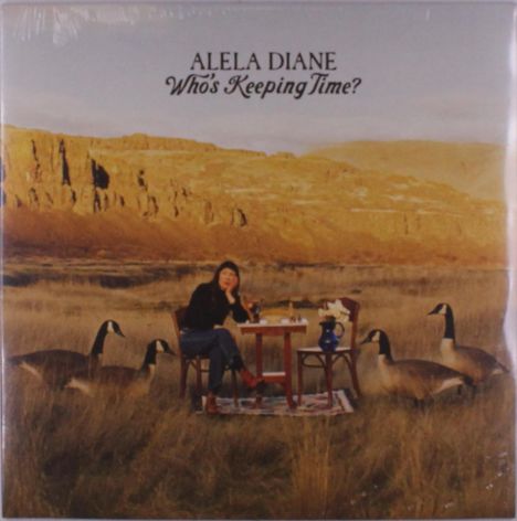 Text: "Alela Diane - Who's Keeping Time?" Frau sitzt an Tisch, umringt von Gänsen, in weiter Landschaft mit Felsen im Hintergrund.