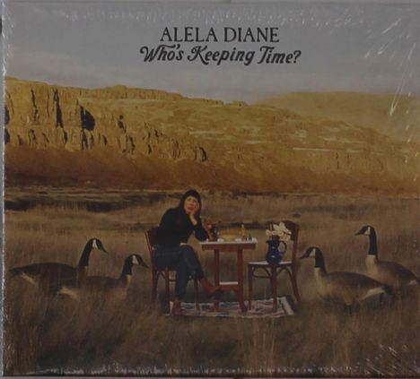 "Alela Diane, Who's Keeping Time?" Eine Frau sitzt an einem Tisch in einer trockenen Landschaft, umgeben von Gänsen.