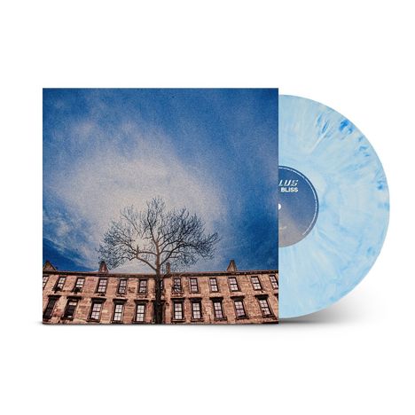 Text: BLISS. Ein kahler Baum vor einer Reihe alter Gebäude unter einem bewölkten blauen Himmel. Eine blaue Schallplatte.