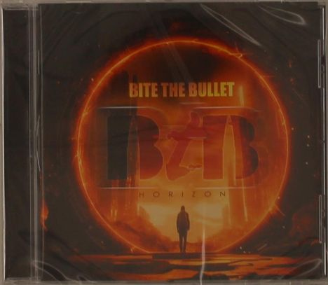 "BITTE THE BULLET", "BzB", "HORIZON". Eine Silhouette vor einem großen, leuchtenden, orangen Kreis.
