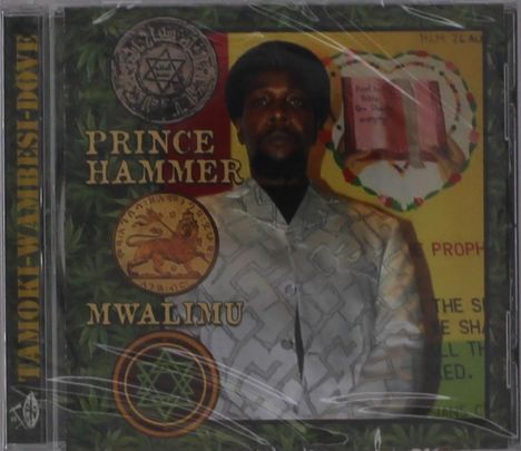 "PRINCE HAMMER MWALIMU" steht in goldenen Buchstaben vor einem Mann im gemusterten Anzug, flankiert von Symbolen.