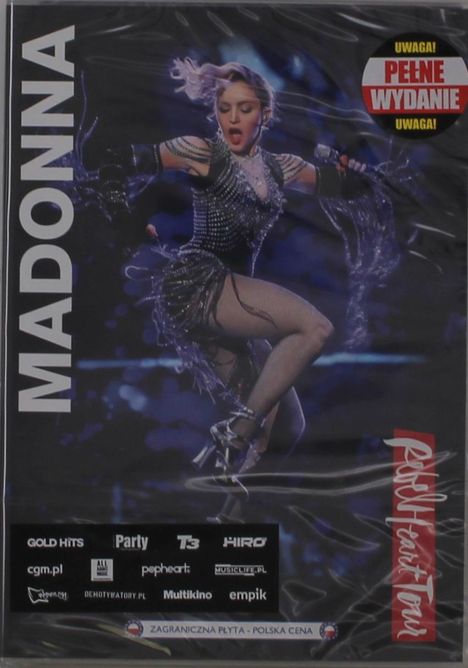 Links steht "MADONNA" vertikal, rechts "Rebel Heart Tour". Farbenfrohe Performanceszene einer Sängerin.