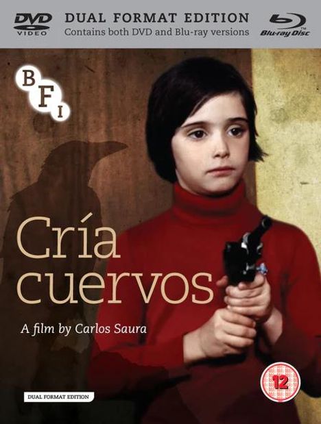 "Cría cuervos", ein Film von Carlos Saura. Ein Mädchen in einem roten Pullover hält einen Spielzeugrevolver.