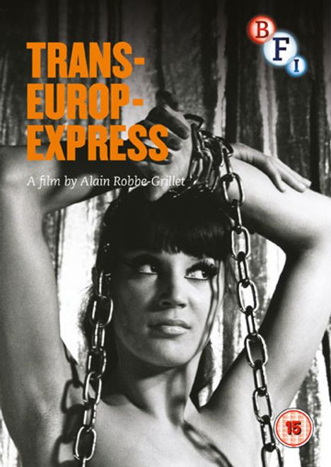 "TRANS-EUROP-EXPRESS" und "A film by Alain Robbe-Grillet" steht über einem schwarz-weißen Bild einer Frau mit Ketten.