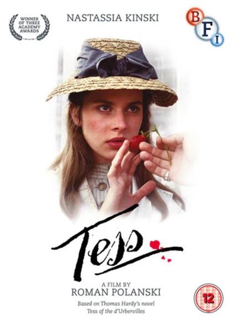 Texte: Nastassia Kinski, Tess, Roman Polanski. Frau mit Strohhut hält Erdbeere, elegantes Vintage-Kleid. Logos oben rechts.