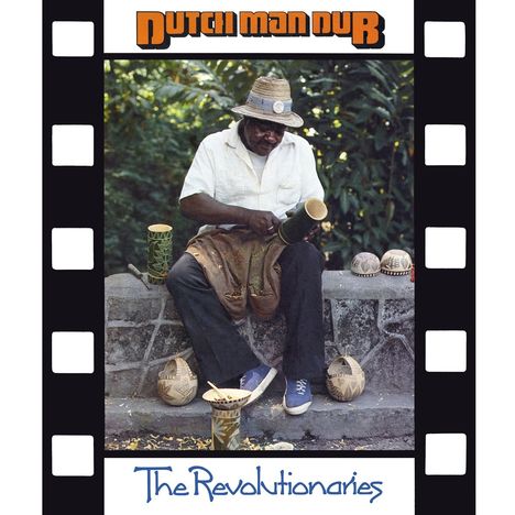 "Dutch Man Dub" oben, "The Revolutionaries" unten. Ein Mann schnitzt draußen an einem Holzstück, umgeben von Pflanzen.