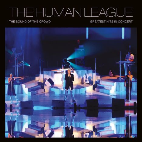 Oben steht "THE HUMAN LEAGUE". Darunter auf einer Bühne beleuchtete Musiker mit Mikrofonen und Instrumenten.