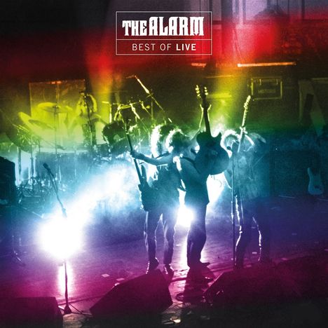 "The Alarm: Best of Live" oben. Vier Musiker mit Gitarren, umgeben von farbigem Licht und Nebel. Dynamische Konzertszene.