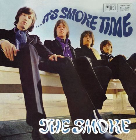 „…It's Smoke Time“ in blauer, geschwungener Schrift oben. „The Smoke“ in Weiß unten. Vier Männer in Anzügen sitzen auf einer Bank.
