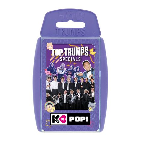 "TOP TRUMPS SPECIALS" und "K-POP!" sind die Haupttexte. Darunter Gruppenfotos von Musikgruppen, verziert mit bunten Stickern.