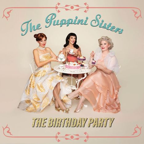 Text: "The Puppini Sisters" oben, "The Birthday Party" unten. Drei Frauen in eleganter Kleidung sitzen um einen Tisch mit Kuchen.