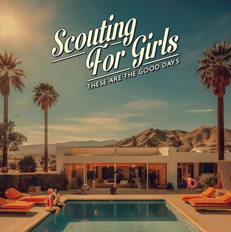 Schriftzug "Scouting For Girls" und "These Are the Good Days". Ein modernes Haus mit Pool, Palmen und Bergen im Hintergrund.