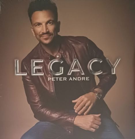 "LEGACY" und "PETER ANDRE" stehen deutlich. Ein Mann in brauner Lederjacke lächelt.