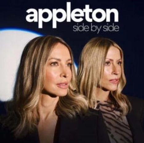 Text: "appleton side by side". Zwei Frauen in eleganter Kleidung, im Vordergrund vor einem dunklen Hintergrund.