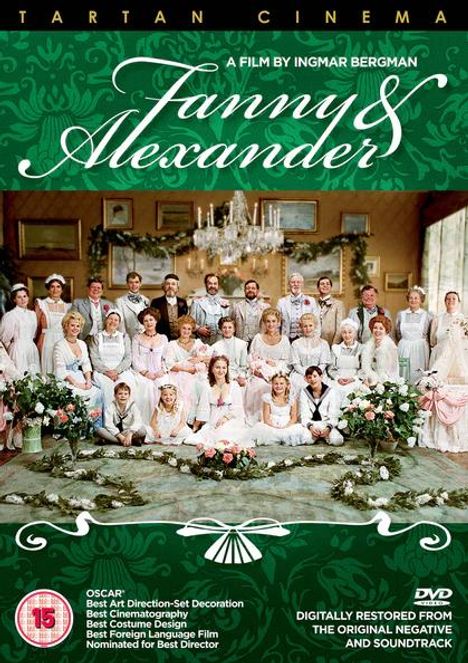 "Fanny & Alexander", ein Film von Ingmar Bergman. Eine große Gruppe in eleganter, historischer Kleidung sitzt in einem Saal.