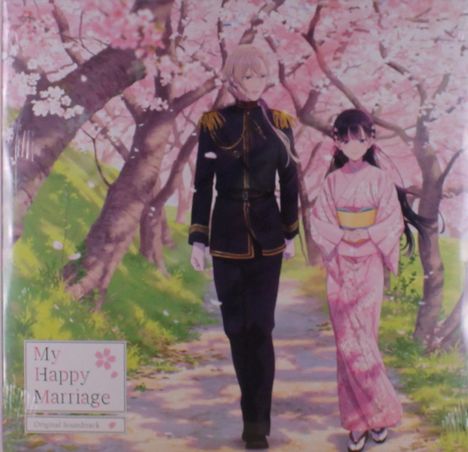 "My Happy Marriage" steht unten links. Illustration: Ein Mann in Uniform und eine Frau im Kimono unter Kirschblütenbäumen.