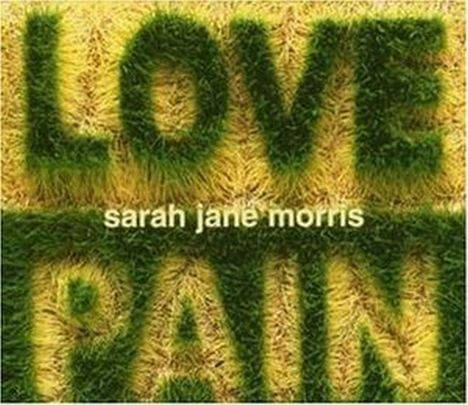 Text: "LOVE PAIN" und "sarah jane morris". Der Hintergrund wirkt wie grasartige Buchstaben.