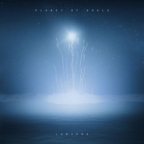 "Planet of Souls" oben, "Lumiere" unten, nächtliche Szene mit Lichtstrahlen, die über einem stillen Ozean emporsteigen.
